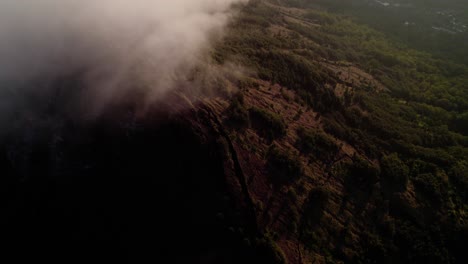 Luftaufnahme-Des-Stratovulkans-Mouth-Batur-Bei-Sonnenaufgang-Auf-Der-Insel-Bali,-Indonesien