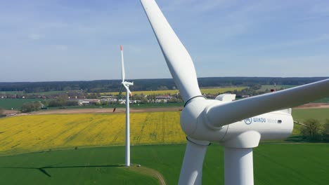 Turbina-Eólica-De-Energía-Limpia,-Vista-Aérea-De-La-Cámara,-La-Cámara-Se-Levanta