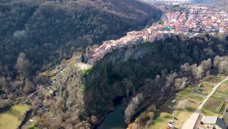 Luftdrohnenaufnahme-Von-Castellfollit-De-La-Roca:-Die-Klippenstadt-In-Den-Pyrenäen-Von-Girona,-In-Der-Nähe-Der-Vulkanzone-Garrotxa