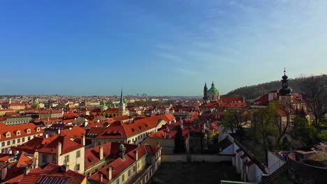 Europäische-Stadt-Blaue-Skyline-Mit-Orangefarbenen-Ziegeldächern-An-Einem-Sonnigen-Tag