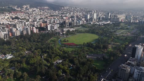 Luftbild-Drohnen-Videoaufnahmen-Von-Qutio,-Sonnenaufgang-Am-Frühen-Morgen,-Hauptstadt-Von-Ecuador,-La-Carolina,-Park,-Verkehr,-Catedral-Metropolitana-De-Quito,-Südamerikanische-Skyline