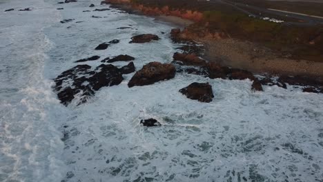 Drohnenvideo-Von-Pescadero-State-Beach,-Rotierender-Kamerawinkel,-Sonnenuntergang-00000305a