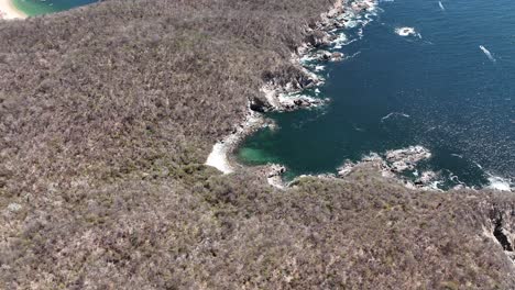 Rocky-terrain-and-cliffs-by-the-Mexican-Pacific,-Close-to-Huatulco,-Oaxaca