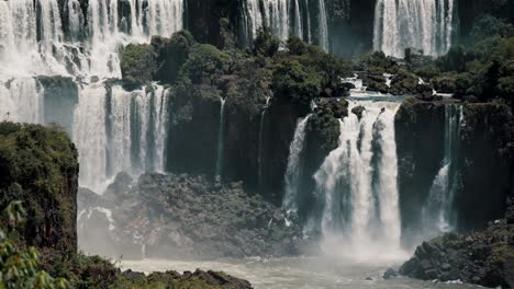 Iguazú-Wasserfälle-Am-Iguazú-Fluss-An-Der-Grenze-Zwischen-Argentinien-Und-Brasilien