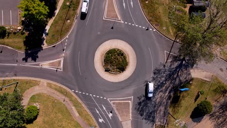 Above-View-Of-Roundabout-Road-On-The-Lakeside-Town-Of-Jindabyne-In-Southeast-New-South-Wales,-Australia