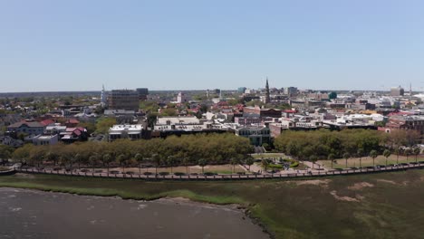 Aerial-wide-dolly-shot-of-the-historic-waterfront-in-the-French-Quarter-of-Charleston,-South-Carolina
