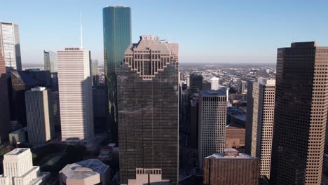 Houston-Tx-Usa,-Vista-Aérea-De-Los-Edificios-Del-Centro-De-La-Ciudad,-Rascacielos-Y-Torres,-Disparo-De-Drone