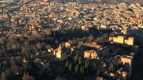 Luftaufnahme-Des-Historischen-Wahrzeichens-Der-Alhambra-In-Der-Stadt-Granada,-Spanien