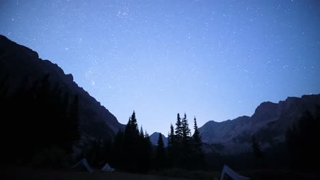 Ein-Zeitraffer-Der-Sterne-Und-Berge-In-Großer-Höhe-Im-Herbst-In-Montana