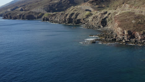 Drone-dolly-view-of-the-rough-coast-of-the-Auau-Channel-on-Maui-on-a-sunny-day