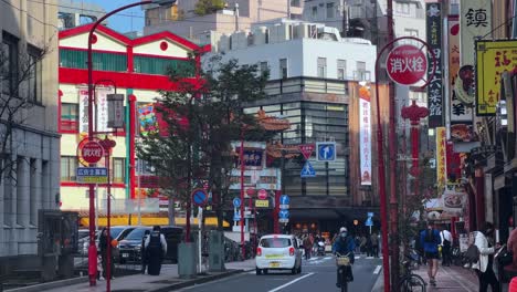 Straßenatmosphäre-Und-Aktivitäten-Der-Bewohner-In-Der-Stadt-Yokohama,-Präfektur-Kanagawa,-Japan