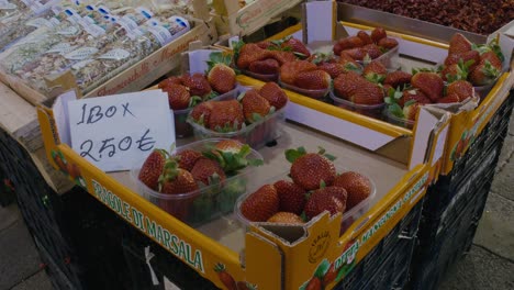 Fresas-A-La-Venta-En-El-Mercado-Italiano.