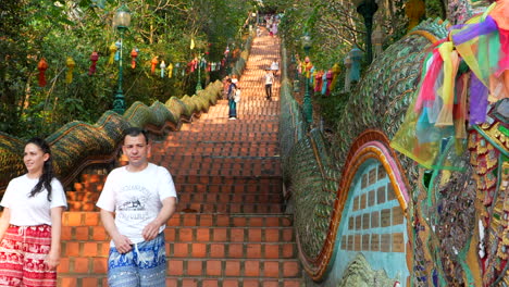 Turistas-Caucásicos-Caminando-Por-Las-Escaleras-Del-Templo-Doi-Suthep