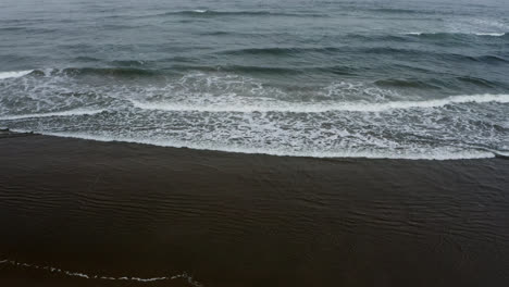 Blick-Vom-Strand-Auf-Kleine-Wellen-Des-Pazifischen-Ozeans,-Die-An-Die-Küste-Oregons-Gespült-Werden