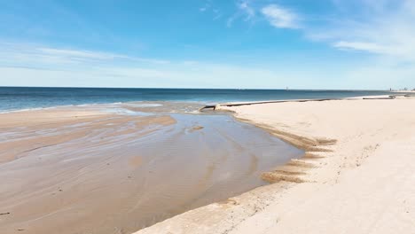 Eine-Aktive-Stranderweiterung-Mit-Baggersand