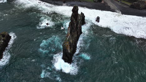 Vista-Aérea-Que-Se-Eleva-Alrededor-Del-Ilhéus-Da-Rib,-Día-Nublado-En-Ribeira-Da-Janeo,-Madeira