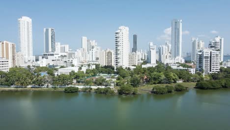 Drone-rising-above-the-cityscape-of-Cartagena,-Colombia