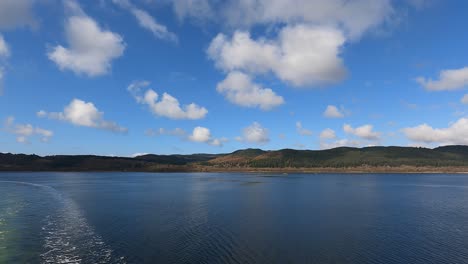 Blick-Auf-Die-Küste-Einer-Weiten-Insel-In-Schottland,-Blick-Von-Der-Fähre