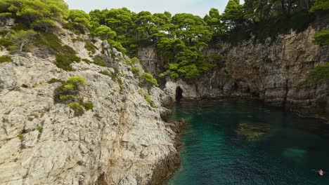 Acantilados-Escarpados-Con-Cuevas-Submarinas-Y-Aguas-Turquesas-En-La-Isla-De-Kalamota,-Cerca-De-Dubrovnik,-Croacia.