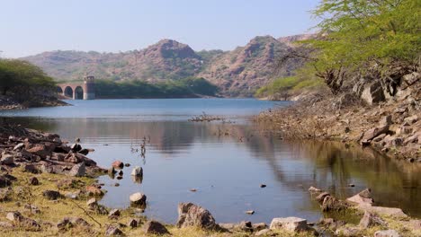 Lago-Prístino-De-Aguas-Tranquilas-Con-Fondo-De-Montaña-Durante-El-Día-Desde-Diferentes-ángulos,-El-Video-Se-Toma-En-El-Lago-Kaylana-Jodhpur-Rajasthan-India