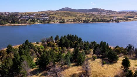 Flyover-Lake-Jindabyne-Overlooking-Lakeside-Town-In-Southeast-New-South-Wales,-Australia