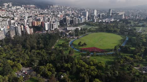 Imágenes-Aéreas-De-Drones-Con-Vista-De-Video-De-Qutio-Temprano-En-La-Mañana-Amanecer-Ciudad-Capital-De-Ecuador-La-Carolina-Parque-Tráfico-Catedral-Metropolitana-De-Quito-Horizonte-Sudamericano