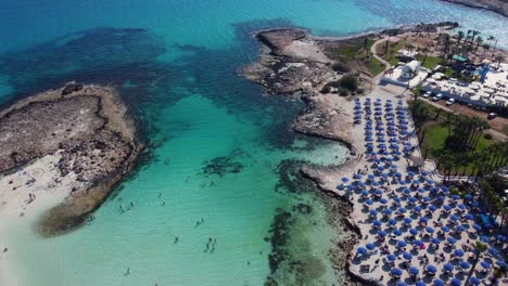 Vista-Aérea-Sobre-La-Playa-De-Latchi-Adams-Con-Aguas-Turquesas-En-Ayia-Napa,-Chipre.