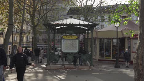 Eingang-Zur-U-Bahn-Station-Metropolitan-Im-Stadtteil-Montmartre-In-Paris-Im-Frühen-Sonnigen-Herbst-Mit-Herumlaufenden-Parisern