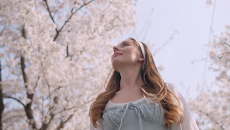 Mujer-Bonita-Rubia-Paseando-En-Primavera-En-El-Parque-Forestal-Ciudadano-De-Yangjae,-Distrito-De-Seocho,-Ciudad-De-Seúl,-Corea-Del-Sur