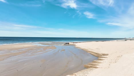 Ein-Langes-Rohr,-Das-Sand-Vom-Seegrund-Transportiert