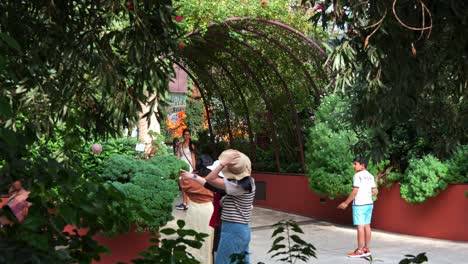 Touristen-Besuchen-Die-Wahrzeichenattraktion,-Das-Weltgrößte-Gewächshaus-Mit-Blumenkuppel-In-Den-Gardens-By-The-Bay,-Menschen-Gehen-In-Den-Mediterranen-Garten