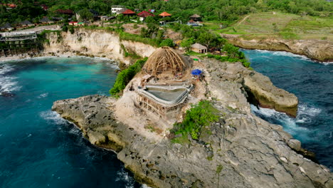 Neubau-Im-Bau-Auf-Felsigen-Klippen-Der-Blauen-Lagune-Nusa-Ceningan,-Lembongan,-Bali-In-Indonesien