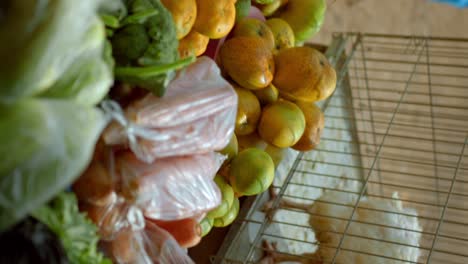 Lebende-Einheimische-Hühner-Im-Käfig-Und-Gemüse-Zum-Verkauf-Auf-Dem-Afrikanischen-Markt