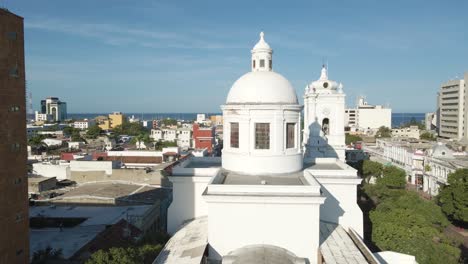 Eine-Drohne-Erhebt-Sich-über-Der-Kathedrale-Von-Santa-Marta-Und-Offenbart-In-Der-Ferne-Das-Hafenmeer