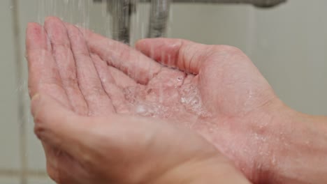 Erfrischende-Dusche,-Fließendes-Sauberes-Wasser,-Hände-Voll,-Gesundheit-Und-Hygiene
