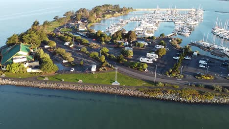 Aerial-Drone-Footage-of-the-Marina-in-Emeryville,-California