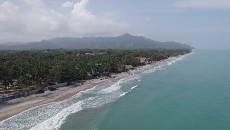 Paisaje-Costero-Con-Verdes-Palmeras-Y-Playa,-Palomino-Colombia---Aéreo