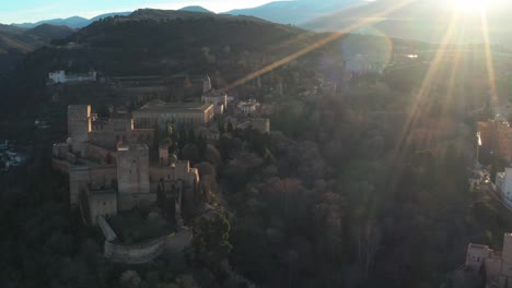 Alhambra-Palast-Drohne,-Festungskomplex-Mit-Sonnenstrahlen-In-Granada,-Andalusien,-Spanien