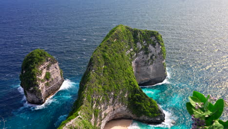 Batu-Raharja-Y-Acantilado-De-Piedra-Caliza-Alrededor-De-La-Playa-De-Kelingking-En-Bali,-Indonesia