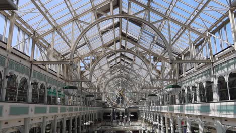 Impresionante-Vista-Panorámica-Que-Captura-La-Majestuosidad-Del-Centro-Comercial-Stephen&#39;s-Green.