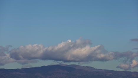 Hermoso-Time-lapse-De-Colinas-En-Las-Montañas-De-Los-Balcanes,-En-Bulgaria