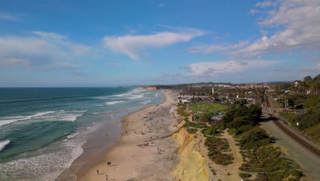 Malerische-Aussicht-Auf-Den-Strand-Von-Del-Mar-In-San-Diego,-Kalifornien-–-Luftaufnahme-Einer-Drohne