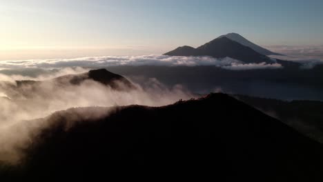 Vulkan-Batur-Auf-Der-Insel-Bali-Bei-Sonnenuntergang---Luftaufnahme-Einer-Drohne