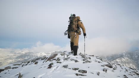 Bogenschießen-Bogen-Elchjagd-Im-Schnee-In-Montana-Im-Oktober-Auf-Dem-Gipfel-Der-Berge