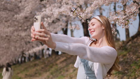 Mujer-Alegre-Tomando-Selfie-Con-Su-Teléfono-Móvil-En-El-Parque-Forestal-Ciudadano-De-Yangjae-En-El-Distrito-De-Seocho,-Ciudad-De-Seúl,-Corea-Del-Sur