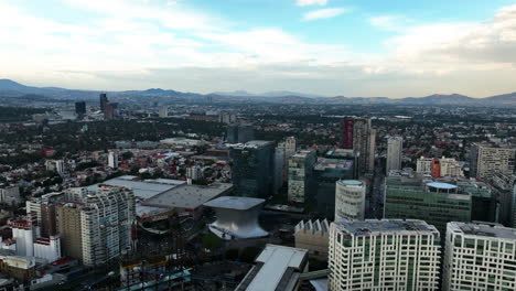 Panorama-Drohnenaufnahme-Der-Architektur-In-Polanco,-Bewölkter-Abend-In-Mexiko-Stadt