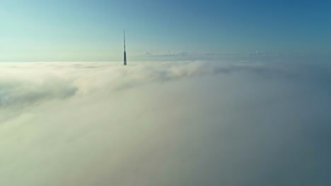 Fernsehturm-Gipfel-über-Wolken-Mit-Blauem-Himmelshintergrund