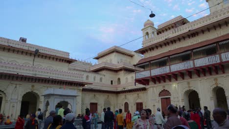 Ayodhya,-India---06-De-Marzo-De-2024:-Kanak-Bhawan-Es-Un-Templo-En-Ram-Janmabhoomi-Ayodhya,-Templo-Hindú-Sagrado-Con-Una-Arquitectura-Vibrante-Y-Un-Cielo-Espectacular-Como-El-Palacio-Regalado-A-Sita-Por-Lord-Rama-Por-Kaikeyi