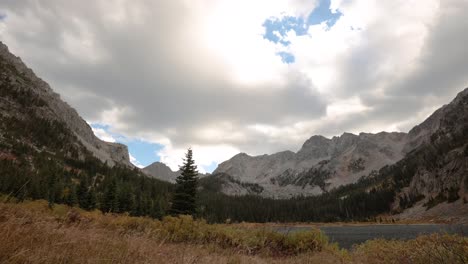 Un-Lapso-De-Tiempo-Del-Día-Que-Pasa-Durante-El-Otoño-A-Gran-Altura-En-Los-Picos-Españoles-En-Montana