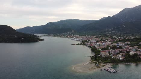 Luftbild-Drohnenvideo-Einer-Wunderschönen-Küstenstadt-Und-Der-Bucht-Von-Nidri,-Insel-Lefkada,-Ionische-Inseln,-Griechenland